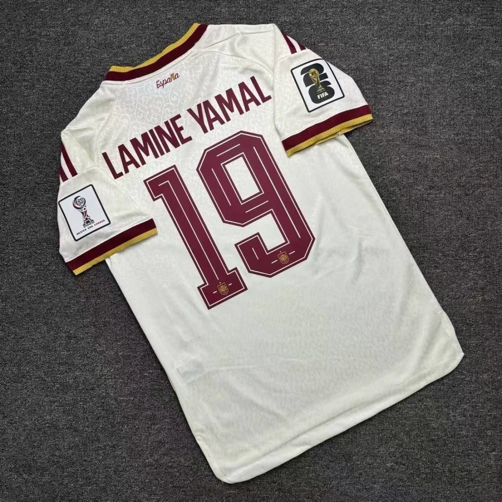 Maillot jaune et blanc introuvable avec flocage 